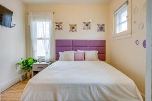 Postel nebo postele na pokoji v ubytování Apt 9 Mi to Campus Martius and Downtown Detroit