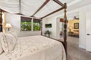 una camera da letto con un letto e una finestra di 2403 Kulalani a Waikoloa Altre 67 foto