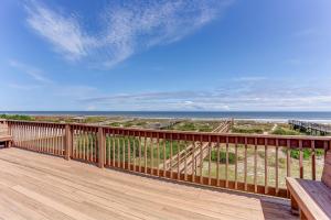 una terrazza con vista sull'oceano di Endless Ocean View Duplex a Fernandina Beach