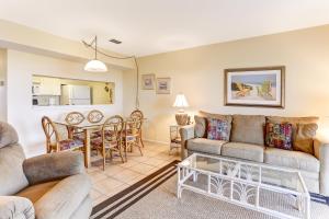 un soggiorno con un divano e un tavolo di Endless Ocean View Duplex a Fernandina Beach