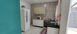 Kuchyň nebo kuchyňský kout v ubytování Casa Inteira - 2 Quartos com Ar - Pariquera-Açu - Vila Sossego com Garagem