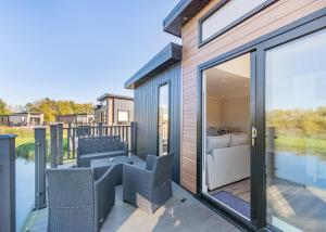 Μπαλκόνι ή βεράντα στο Waterside Hambleton Lakeside Lodges
