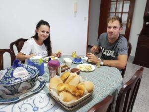 Φαγητό σε αυτό το δωμάτιο σε οικογενειακή κατοικία ή κάπου εκεί κοντά +28 φωτογραφίες