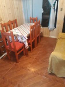 una sala da pranzo con tavolo, sedie e tavolo di cabañas huilipan a Pucura