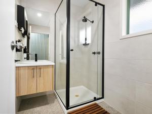 una ducha con puerta de cristal en un baño en Lake Victoria Lodge, Rufus, en Neds Corner 17 fotos más