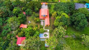 een luchtfoto van een huis met bomen bij Cabaña Campestre Villa Valeria in Yopal