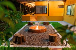 een vuurplaats in het midden van een tuin bij Cabaña Campestre Villa Valeria in Yopal