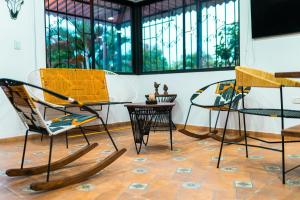 a group of chairs and a table in a room at Cabaña Campestre Villa Valeria in Yopal