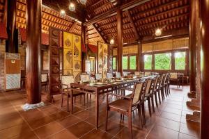 une grande salle à manger avec une longue table et des chaises dans l'établissement Senna Wellness Retreat, à Bắc Ninh 89 autres photos
