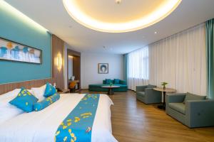 Rúm í herbergi á Baolong Homelike Hotel Shanghai - Ma An Shan Branch
