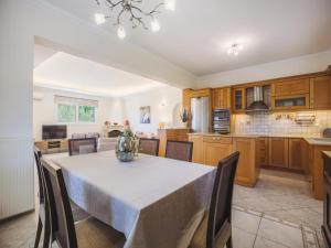 Η κουζίνα ή μικρή κουζίνα στο Villa in Kypseli with Private Pool & Gardens