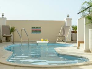 una piscina de agua azul en un patio en Villa in Rethymno with Pool & Jacuzzi, en Atsipopoulo