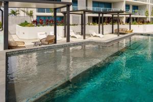 La alberca dentro o cerca de Azzure Beachside Retreat with Pool Gym and Steam Room