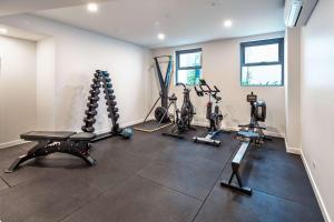 Gimnasio o equipo deportivo en Azzure Beachside Retreat with Pool Gym and Steam Room