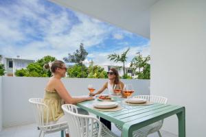 Huéspedes de Azzure Beachside Retreat with Pool Gym and Steam Room