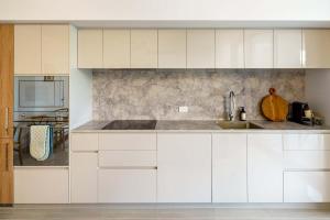 Una cocina o cocineta en Azzure Beachside Retreat with Pool Gym and Steam Room