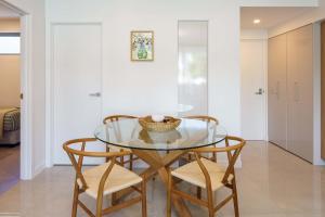 Un lugar para sentarse en Azzure Beachside Retreat with Pool Gym and Steam Room