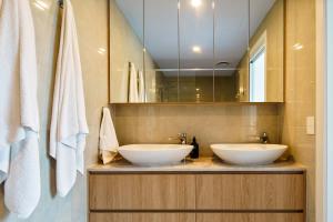 Un baño de Azzure Beachside Retreat with Pool Gym and Steam Room