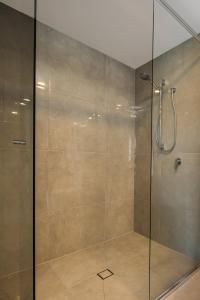 Un baño de Azzure Beachside Retreat with Pool Gym and Steam Room