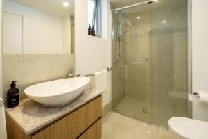 Un baño de Azzure Beachside Retreat with Pool Gym and Steam Room