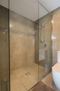 Un baño de Azzure Beachside Retreat with Pool Gym and Steam Room