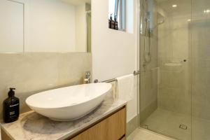 Un baño de Azzure Beachside Retreat with Pool Gym and Steam Room