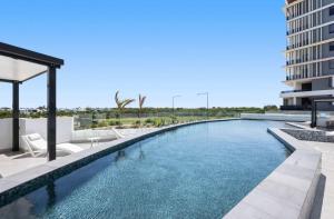 La alberca dentro o cerca de Azzure Beachside Retreat with Pool Gym and Steam Room