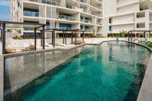 La alberca dentro o cerca de Azzure Beachside Retreat with Pool Gym and Steam Room