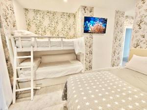 a small bedroom with two bunk beds and a bed at Apartamento in Donostia-San Sebastián