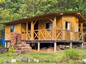 a large wooden house on a pile of logs at Pueblo Chiquito in Inderena