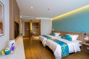 Rúm í herbergi á Baolong Homelike Hotel Shanghai - Ma An Shan Branch