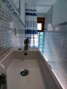 Kúpeľňa v ubytovaní Family house in Peral de Arlanza with fenced garden + 33 fotografií