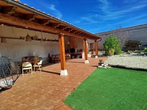Patio alebo iná vonkajšia časť ubytovania Family house in Peral de Arlanza with fenced garden