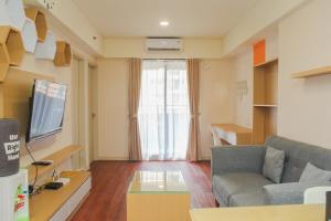 Μια τηλεόραση ή/και κέντρο ψυχαγωγίας στο Comfort and Nice 2BR at Meikarta Apartment By Travelio