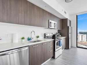 Dapur atau dapur kecil di X- Lounge V - High-Rise with Rooftop Pool in Downtown Miami