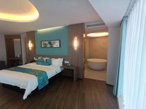Rúm í herbergi á Baolong Homelike Hotel Shanghai - Ma An Shan Branch