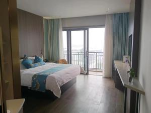 Rúm í herbergi á Baolong Homelike Hotel Shanghai - Ma An Shan Branch