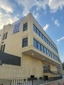 Το κτήριο όπου στεγάζεται  το ξενοδοχείο διαμερισμάτων