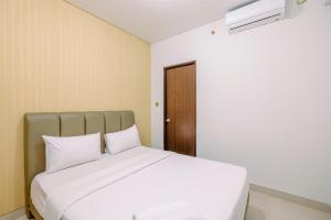 Voodi või voodid majutusasutuse Elegant and Comfy 3BR Transpark Cibubur Apartment By Travelio toas