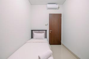 Voodi või voodid majutusasutuse Elegant and Comfy 3BR Transpark Cibubur Apartment By Travelio toas