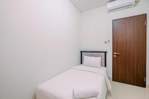 Voodi või voodid majutusasutuse Elegant and Comfy 3BR Transpark Cibubur Apartment By Travelio toas