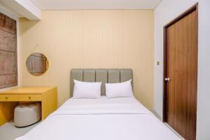 Voodi või voodid majutusasutuse Elegant and Comfy 3BR Transpark Cibubur Apartment By Travelio toas