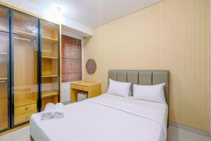 Voodi või voodid majutusasutuse Elegant and Comfy 3BR Transpark Cibubur Apartment By Travelio toas