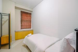 Voodi või voodid majutusasutuse Elegant and Comfy 3BR Transpark Cibubur Apartment By Travelio toas