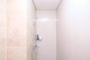 Vannituba majutusasutuses Elegant and Comfy 3BR Transpark Cibubur Apartment By Travelio