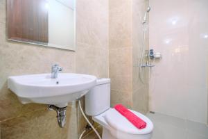 Vannituba majutusasutuses Elegant and Comfy 3BR Transpark Cibubur Apartment By Travelio