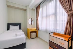 Voodi või voodid majutusasutuse Elegant and Comfy 3BR Transpark Cibubur Apartment By Travelio toas +26 fotot