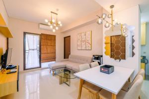 Istumisnurk majutusasutuses Elegant and Comfy 3BR Transpark Cibubur Apartment By Travelio