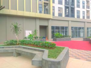 Aed väljaspool majutusasutust Elegant and Comfy 3BR Transpark Cibubur Apartment By Travelio