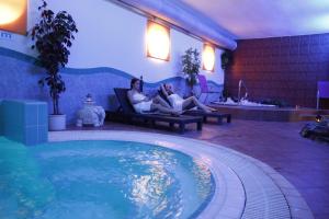 Bazén v ubytování Wellness Hotel Staré Město nebo v jeho okolí